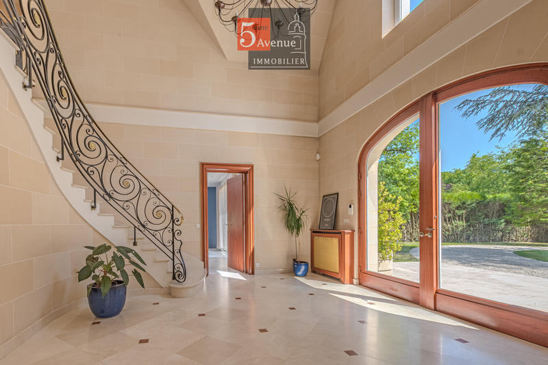 Maison - 400 m² - 12 pièces