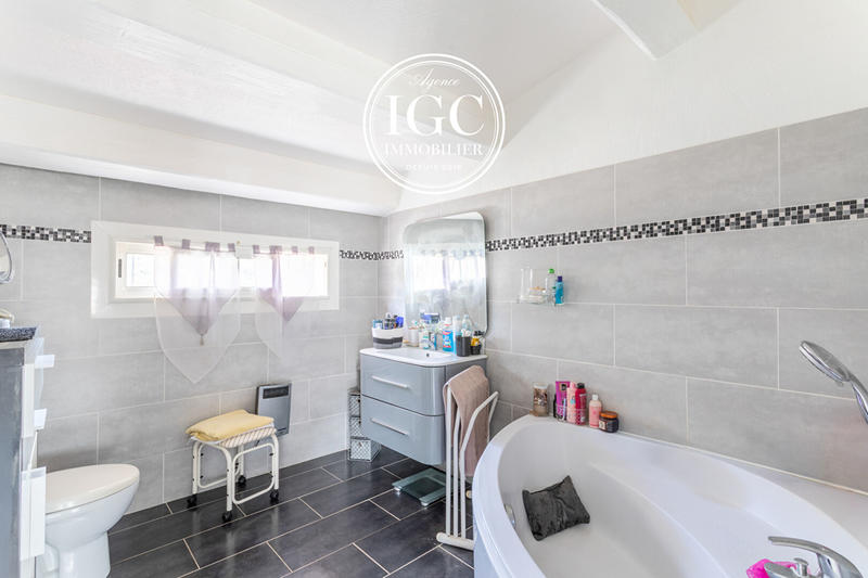 Maison - 230 m² - 6 pièces