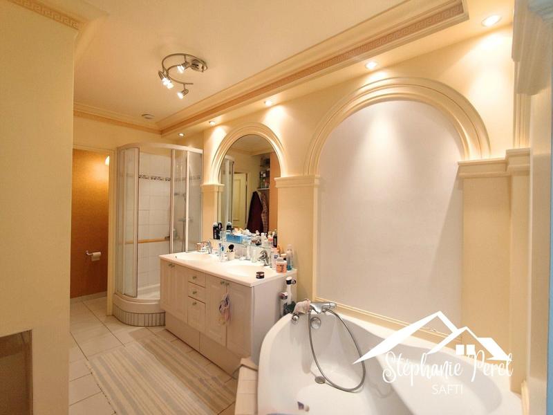 Maison - 215 m² - 6 pièces