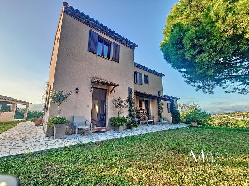 Maison - 180 m² - 8 pièces