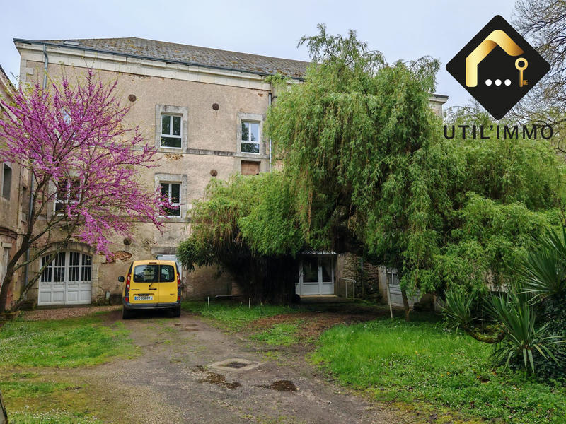 Maison - 1 062 m² - 13 pièces