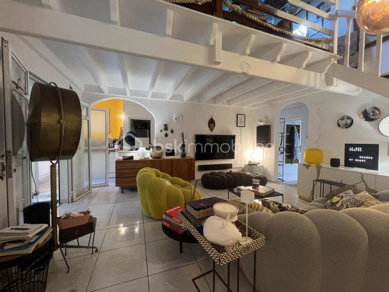 Propriété - 256 m² - 14 pièces