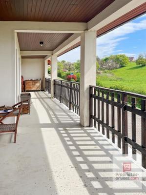 Maison - 230 m² - 8 pièces