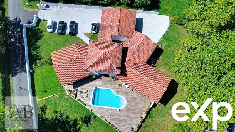 Maison - 220 m² - 7 pièces