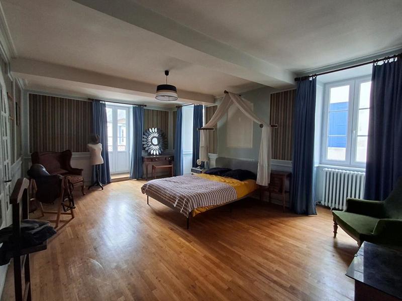 Maison - 280 m² - 10 pièces