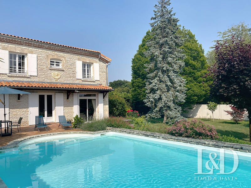 Maison - 278 m² - 9 pièces