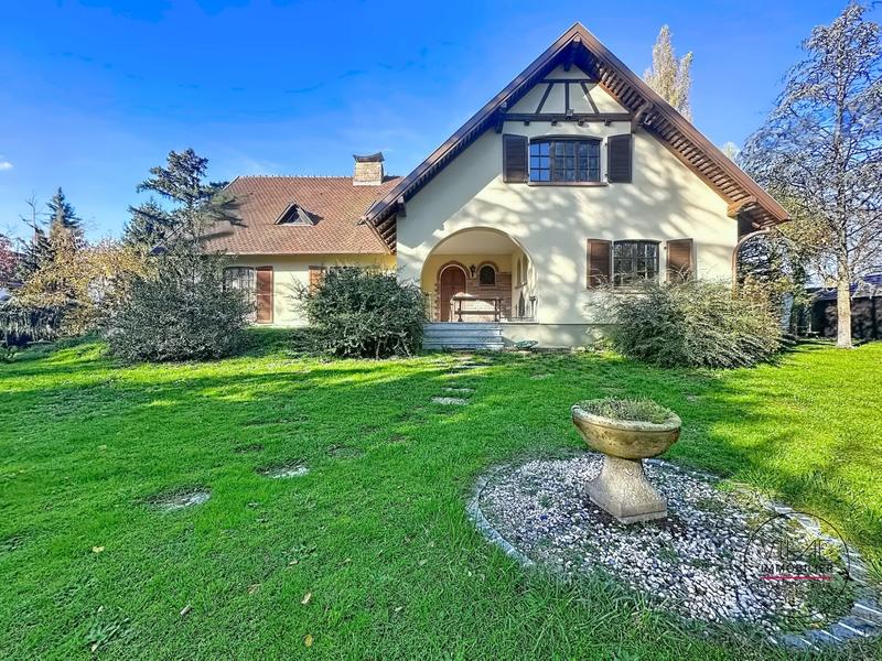 Maison - 285 m² - 8 pièces