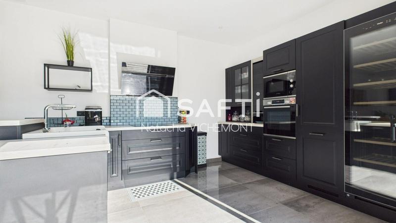 Maison - 223 m² - 5 pièces