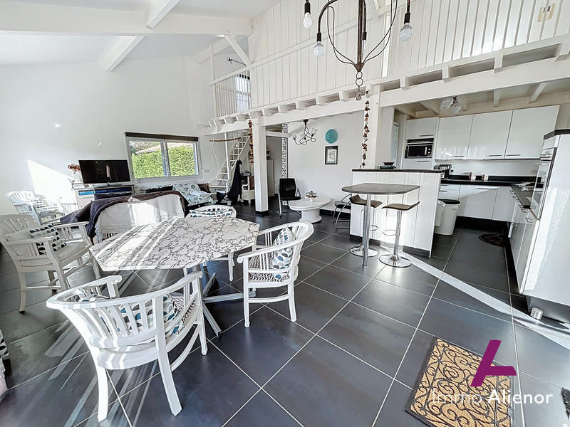 Maison - 212 m² - 7 pièces