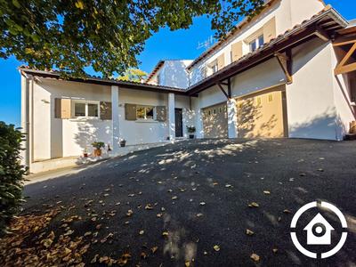 Maison - 212 m² - 8 pièces