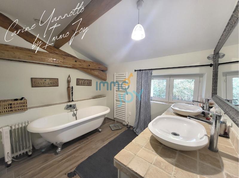 Maison - 240 m² - 8 pièces