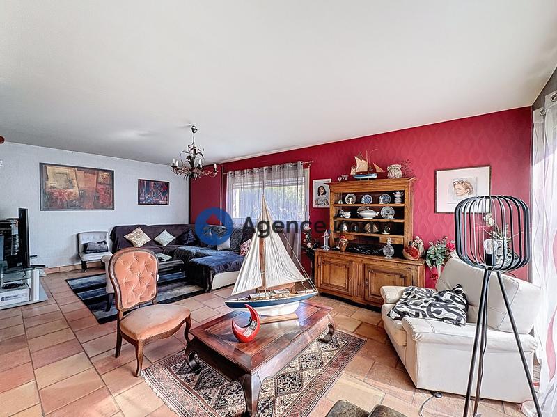 Maison traditionnelle - 278 m² - 8 pièces