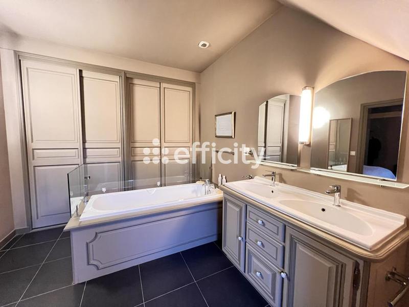 Maison - 447 m² - 12 pièces