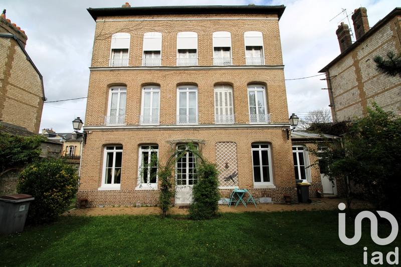 Maison - 209 m² - 9 pièces