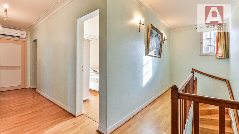 Maison - 213 m² - 7 pièces