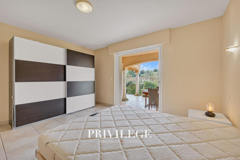 Villa - 240 m² - 8 pièces