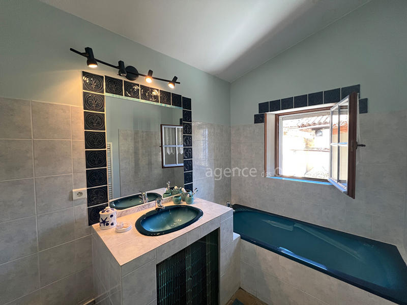 Maison - 260 m² - 9 pièces