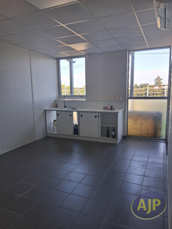Local d'activité / Entrepôt - 620 m² - 20 pièces