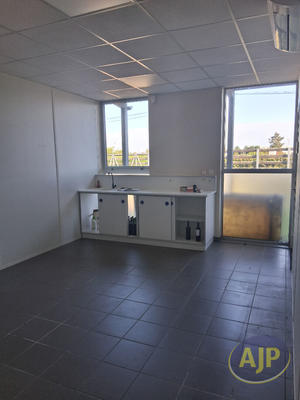 Local d'activité / Entrepôt - 620 m² - 20 pièces