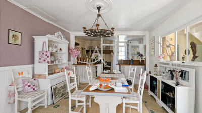 Maison - 263 m² - 12 pièces