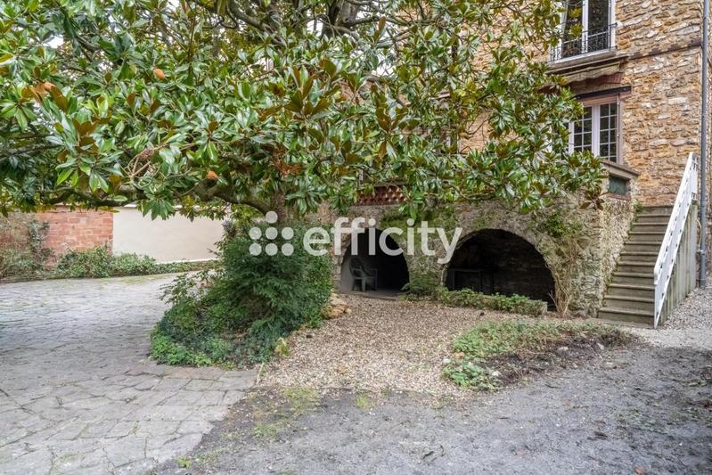 Maison - 210 m² - 9 pièces