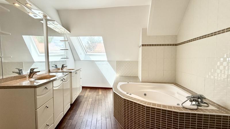 Maison - 244 m² - 6 pièces