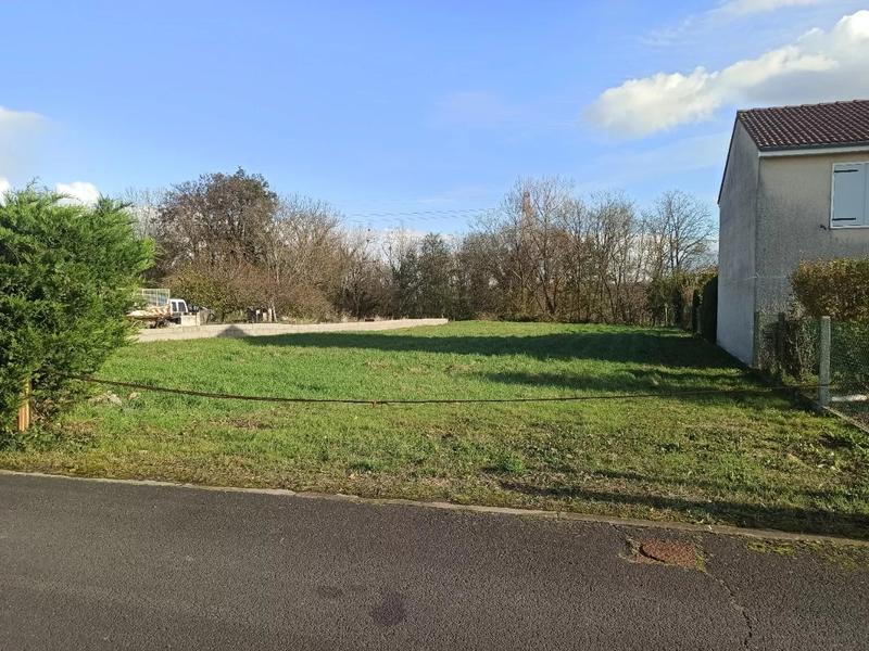 Terrain constructible - 877 m²