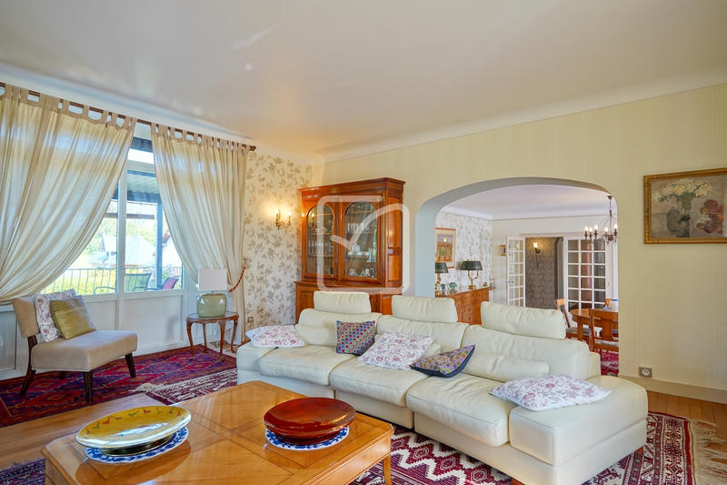 Maison - 310 m² - 12 pièces