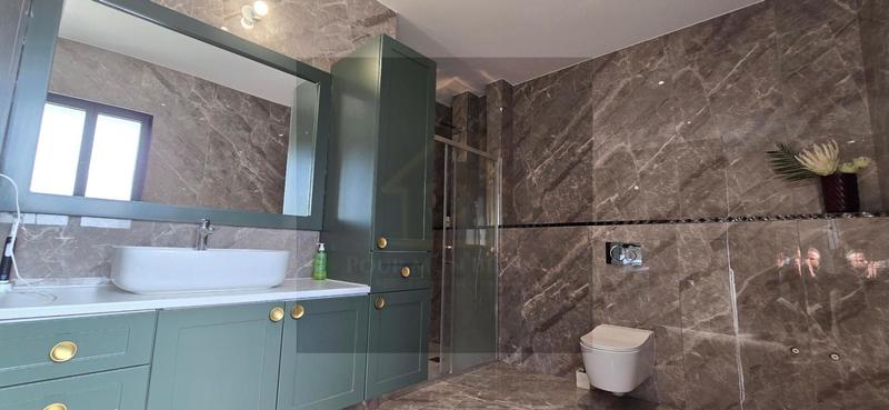 Maison - 315 m² - 8 pièces