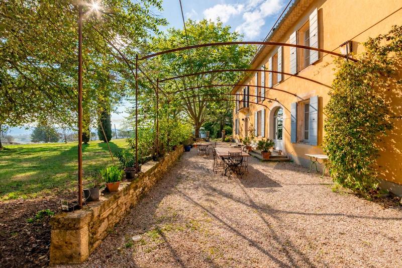 Propriété - 341 m² - 9 pièces