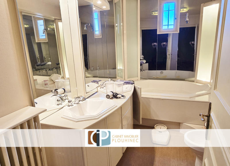 Maison - 332 m² - 9 pièces