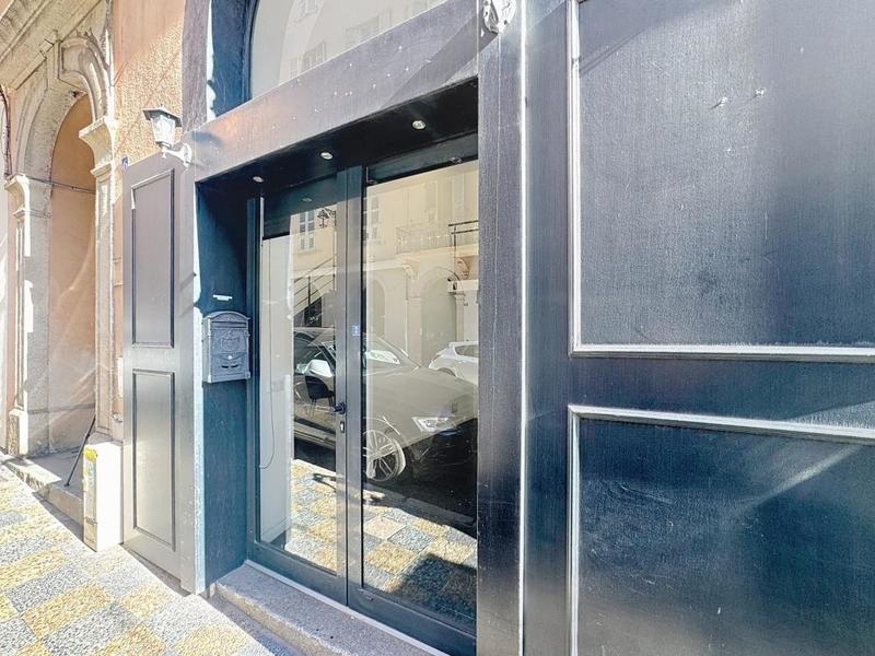 Local commercial - 76 m² - 4 pièces