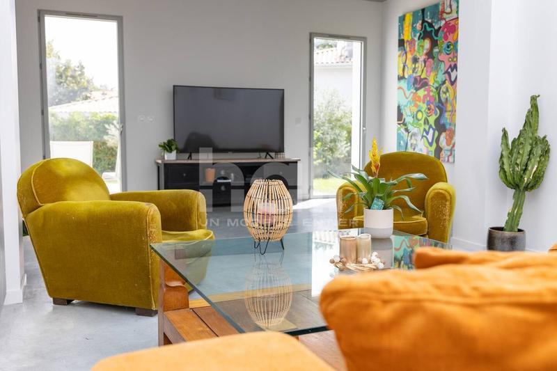 Villa - 221 m² - 6 pièces