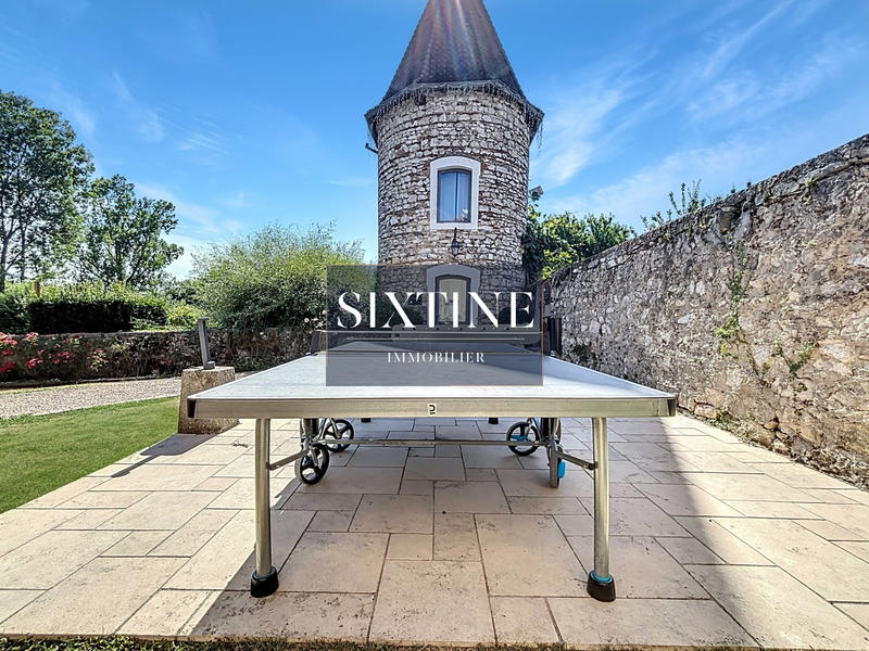 Maison - 3 008 m² - 45 pièces