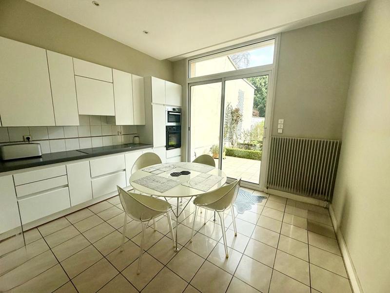 Maison - 240 m² - 8 pièces