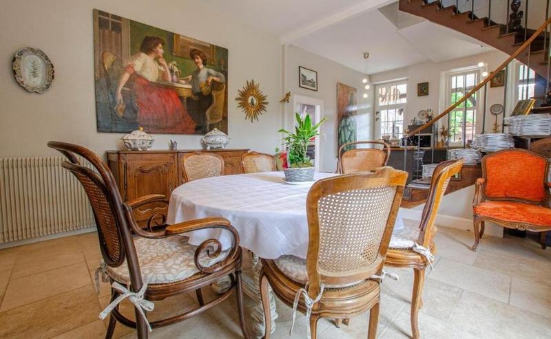 Demeure - 250 m² - 10 pièces