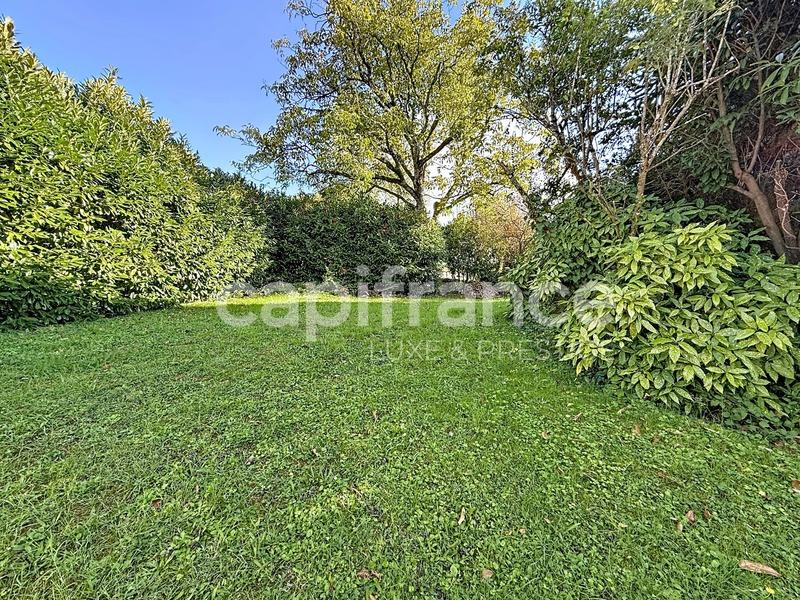 Maison - 305 m² - 9 pièces