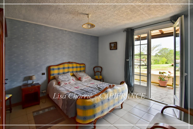 Propriété - 244 m² - 8 pièces