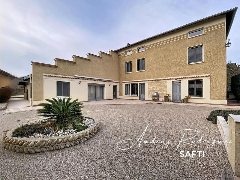 Maison - 310 m² - 11 pièces