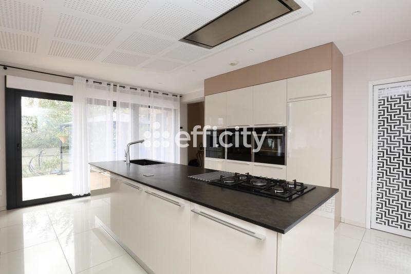 Maison - 220 m² - 7 pièces