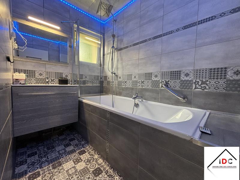 Maison - 165 m² - 9 pièces