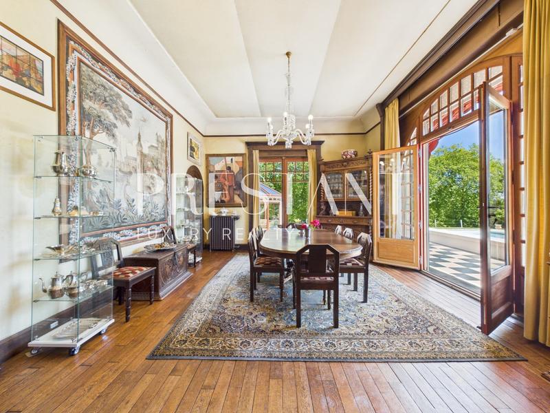 Maison - 470 m² - 15 pièces