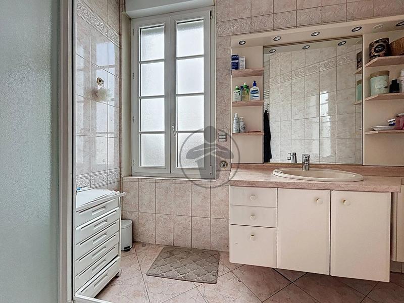 Maison - 237 m² - 9 pièces