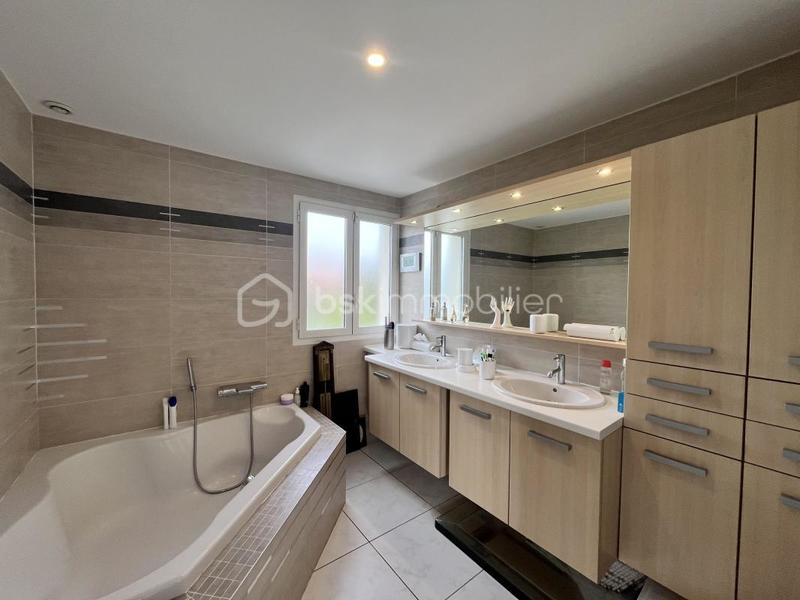 Maison - 202 m² - 5 pièces