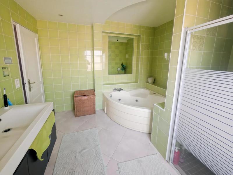 Maison - 180 m² - 8 pièces