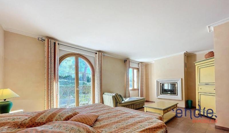 Maison - 650 m² - 12 pièces