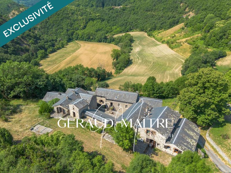 Maison - 1 080 m² - 90 pièces