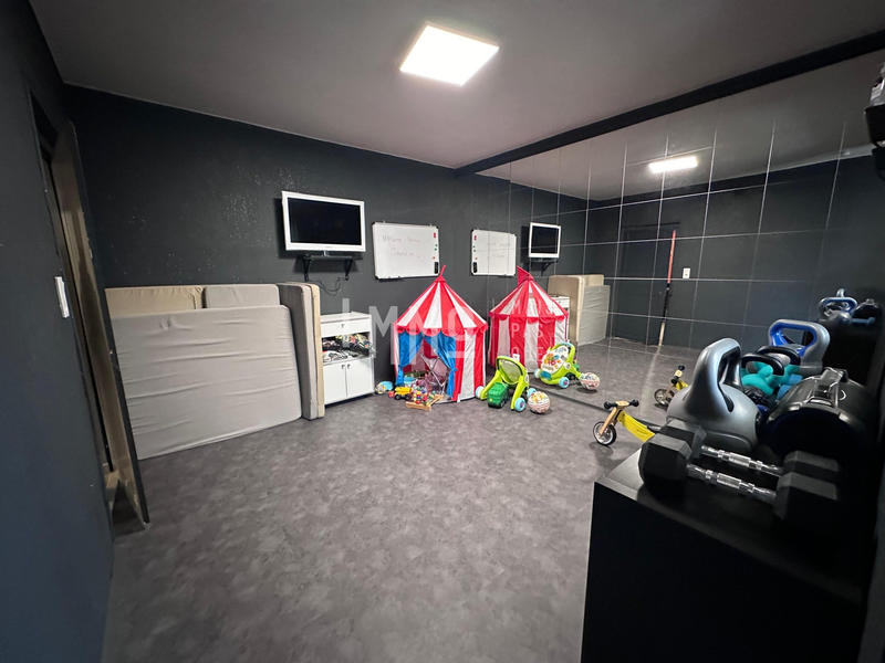 Maison - 200 m² - 7 pièces