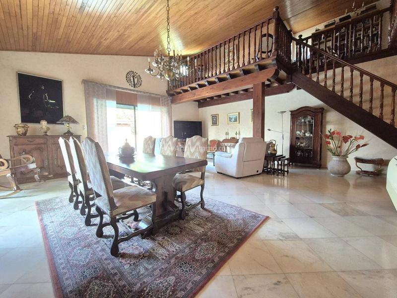 Maison - 280 m² - 8 pièces