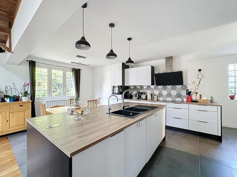 Maison - 247 m² - 8 pièces